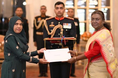 ރާއްޖޭން އިންޑިއާއަށް ކަނޑައެޅުއްވި އާ ސަފީރު، އެ ގައުމުގެ ރައީސަށް ފަތްކޮޅު އަރުއްވައިފި