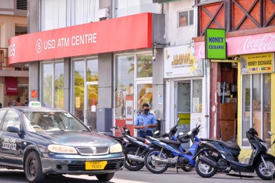 ބީއެމްއެލްއިން ޢުމްރާވެރިންނަށް ދެ ތަނަކުން ޑޮލަރު ދޫކުރަނީ