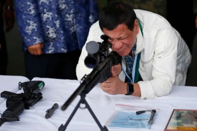 ފިލިޕީންސްގައި ޑުރަގާ ދެކޮޅަށް ހަރުކަށި ފިޔަވަޅުތަކެއް އެޅި ކުރީގެ ރައީސް ޑުޓާޓޭ ހައްޔަރުކޮށްފި