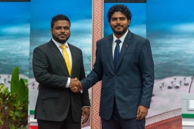 އަޒާންގެ ވާދަވެރި ކެންޑިޑޭޓު އޭނާގެ ދިފާއުގައި، ގޮވާލީ ބިރުދެއްކުން ހުއްޓާލުމަށް