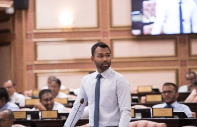 ފައިސާ ޗާޕުކުރުން، މިސައިލް ގަތުން، ފިޔާޒަށް އިންޒާރު ދިނުން: ތިން މިނިސްޓަރުން މަޖިލީހަށް