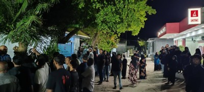 ހޮޅުދޫގައި ހިންގި އިހުތިޖާޖެއްގެ ތެރެއިން ފުލުހަކަށް ހަމަލާދިން ދެ މީހަކު ހައްޔަރުކޮށްފި