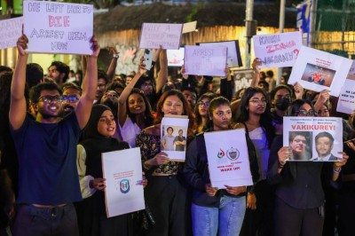 "ޖަވާބުދީ، ފިނޑިނުވޭ": އަންހެންކުއްޖާގެ ދިފާއުގައި ޒުވާނުން އެއްވެ ފުލުސް އޮފީސްދޮށް ފުރާލައިފި