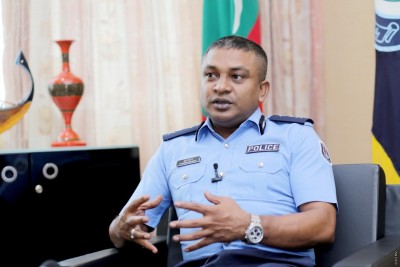 ރައީސްގެ ދަރިކަލުންގެ ކަރާމާތަށް އަރައިގެންކަމުގެ ތުހުމަތުގައި ކުރީގެ ޕޮލިސް ކޮމިޝަނަރު ފުލުހަށް ހާޒިރުކުރަނީ