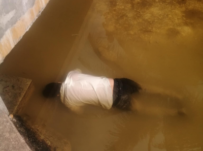 އައްޑޫ ކުޅިއެއްގެ ތެރެއިން މަރުވެފައި އޮތް މީހަކު ފެނިއްޖެ