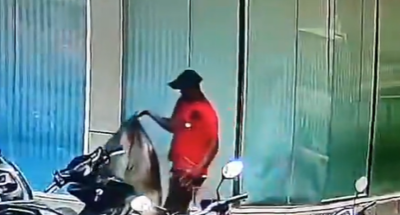 މޫނު ފޮރުވައިގެން ހުރެ މަގުމައްޗަށް ކުނި އަޅާ މީހެއްގެ ވީޑިއޯ އާންމުކޮށްފި