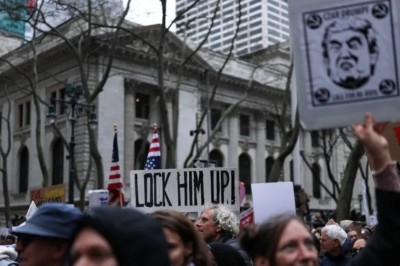 ޓްރަމްޕާ ދެކޮޅަށް އެމެރިކާގެ އެކި ކަންކޮޅުތަކުގައި ބޮޑެތި މުޒާހަރާތަކެއް