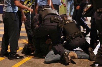 މުޒާހަރާ ރޫޅާލީ ދަރިވަރުންނާއި ރައްޔިތުންގެ މަސްލަހަތަށް: ފުލުހުން