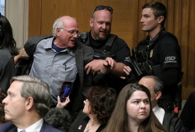 އިސްރާއީލަށް ހަތިޔާރު ވިއްކުމާ ދެކޮޅަށް މުޒާހަރާކުރުމުން ބެން އެންޑް ޖެރީގެ ފައުންޑަރު ހައްޔަރުކޮށްފި