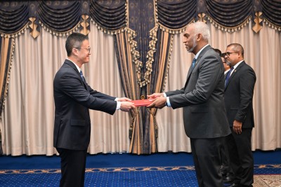 ޗައިނާއިން ރާއްޖެއަށް އާ ސަފީރެއް، ރައީސަށް ފަތްކޮޅު އަރުވައިފި