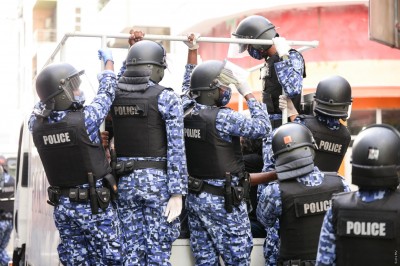 ސިޔާސީ މީހުން އިދިކޮޅަށް ގޮސް، ފުލުހުންނާ ތޮޅޭ ތޮޅުން ހުއްޓާލަން ޖެހޭ: އިހުސާން