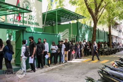 އިމިގްރޭޝަންގެ 50 ވަޒީފާއަށް ކުރިމަތިލާ މީހުންގެ ކިޔޫއިން މަގު ފުރާލައިފި