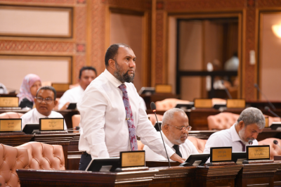 ހުކުރު ވަގުތު ފްލައިޓު ޖެއްސުން މަނާކުރަންޖެހޭ: މެންބަރު އިބްރާހީމް