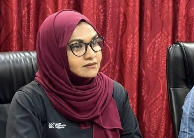 ބްރޯޑްކޮމްގެ އެސްޖީ ކޮމިޝަންގެ ނިންމުންތަކަށް އެއްބާރުލުން ނުދޭކަމަށް ބުނެ މަގާމުން ވަކިކޮށްފި