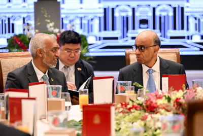 ސިންގަޕޫރުގެ ރައީސްގެ ދެކަނބަލުން ރައީސް މުއިއްޒުގެ ދެކަނބަލުންނަށް ފުރަމާނަ ޖާފަތެއް ދެއްވައިފި