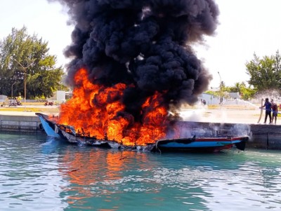 ވިލުފުށީ ފަޅުތެރޭގައި އޮތް ތެޔޮ އުފުލާ ދެ ދޯންޏެއްގައި ރޯވެ، ދެ މީހަކު ފިހިއްޖެ