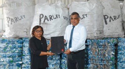 ކަނޑުތައް ހިމާޔަތްކުރަން ބީއެމްއެލްއިން ޕާލޭއާ ގުޅި، ކަނޑުން ހޮވާ ޕްލާސްޓިކުން ކާޑު އުފައްދަނީ