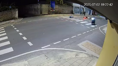 ކަފިހި ހުރަހުން ދަނިކޮށް 74 އަހަރުގެ މީހެއްގެ ގައިގައި ސައިކަލެއް ޖެހި، އައްޑޫގައި ނުރައްކާތެރި އެކްސިޑެންޓެއް