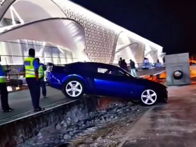 ހުޅުވަން ތައްޔާރަށް އޮތް ރީތި ޓާމިނަލް ކުރިމަތިން ކާރެއް ކަހާލައިފި