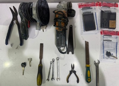 ސައިކަލެއް ވަގަށް ނަގައިގެން ހައްޔަރުކުރިއިރު، އަތުގައި ދޯންޏަކުން ވަގަށްނެގި ފޯނުތަކެއް