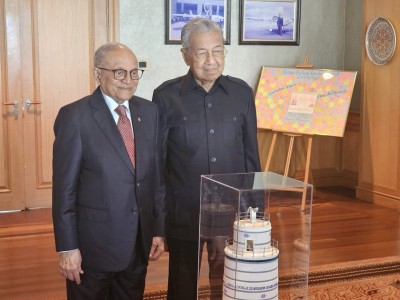 ޑރ. މަހާތީރުގެ 100ވަނަ އުފަންދުވަހަށް މައުމޫނު ދެއްވި ހަދިޔާއަކީ މުންނާރުގެ މޮޑެލްއެއް