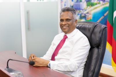 މާލެއަށް ވާރޭވެހޭއިރު، ސިފައިންނާއި ކައުންސިލަރުން މިހާރު ތިބޭނީ ގޭގައި: އާޒިމް