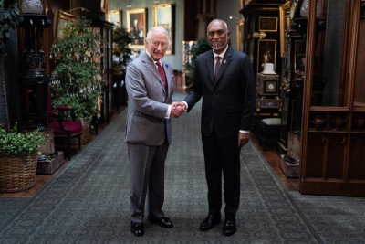 ރަސްގެފާނު ޗާލްސްއާއި ރައީސް މުއިއްޒު ބައްދަލުކުރައްވައި، ދެ ގައުމުގެ ގުޅުން ބަދަހިކުރުމުގެ މަޝްވަރާކުރައްވައިފި