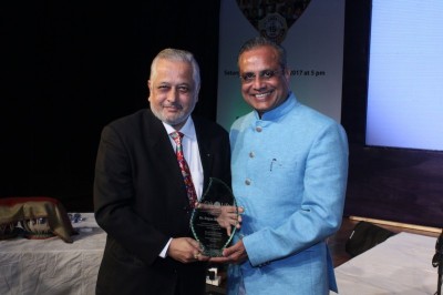 އިންޑިއާގެ ޑޮކްޓަރަކު އެ ގައުމުގެ 100 މީހުން ދިރިއުޅޭ އަވަށުގެ ރައްޔިތުންނާ ހަވާލުވެއްޖެ