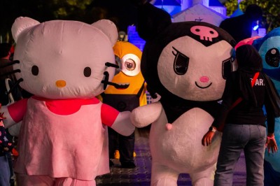 ފުޅަނދުތަކާއެކު ކާޓޫން ކެރެކްޓާތައް މަގުމައްޗަށް، ކުޑަކުދިން އުފަލުން ފުރިފައި!