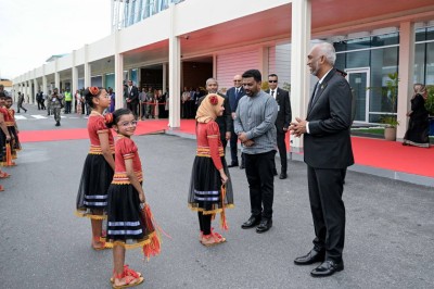 ލަންކާ ރައީސް އާދައިގެ ހެދުމެއްގައި ރާއްޖެއަށް، ކީއްވެ؟