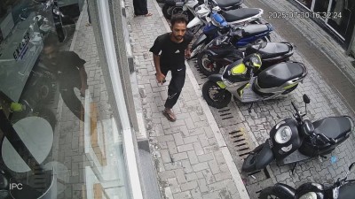 މަގުމަތިން އަންހެނެއްގެ ފޯނު ފޭރިގަތީ ބިދޭސީއެއް، މިހާރު ހައްޔަރުކޮށްފި