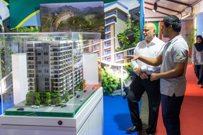 60އަށްވުރެ ގިނަ ސްޓޯލްއާއެކު ލިވިން އެކްސްޕޯ ފަށައިފި