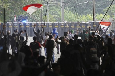 އިންޑޮނޭޝިއާގެ މަޖިލިސް މެމްބަރުންނަށް ދޭ އިނާޔަތްތަކާ ދެކޮޅަށް ކުރި މުޒާހަރާ ރޫޅާލައިފި