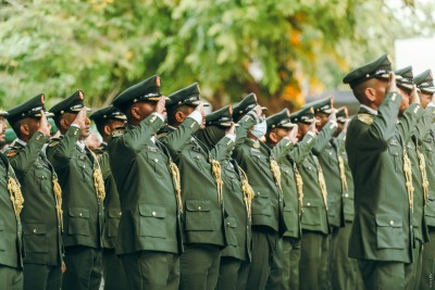 ޔުނީފޯމު އަޅައިގެން ޚިޔާނާތް: ރަތުގެ އިންޒާރެއް