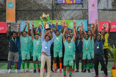 ޓެކާސް ރ. ޒޯނުގެ ޗެމްޕިއަންކަން ޖޯލި މޯލްޑިވްސްއަށް