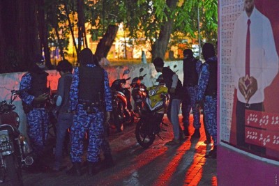 ކުށުގެ ވެށީގައި ކުޑަ ފިރިހެން ކުދިން ގްރޫޕް ހަދައިގެން ތިބުން އާންމުވާތީ ބެލެނިވެރިން ސަމާލުވާން އެދެފި