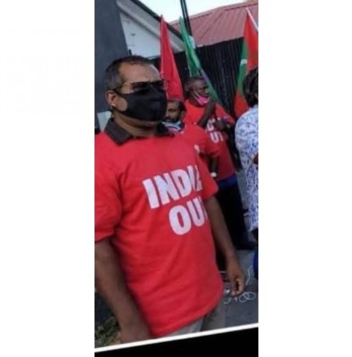 ޚަލީލް 'އިންޑިއާ އައުޓް' ޓީޝާޓެއްގައި ހުންނެވި ފޮޓޯއަކާއެކު، އިތުރުފުޅު ހެއްދެވިކަމަށް ބުނާ މައްސަލައެއް މަޖިލީހަށް