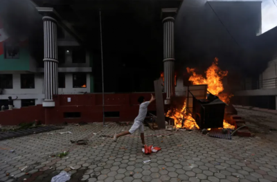 ނޭޕާލްގެ 'ޖެން ޒީ މުޒާހަރާ' ނުހުއްޓުވުނު، ރައީސާއި ބޮޑުވަޒީރުގެ ގެކޮޅުގައި ރޯކޮށްފި