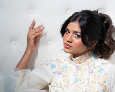 ޝިފާއަށް ބޮލީވުޑުން ފުރުސަތު ލިބުނު، ދާ ޚިޔާލެއް ނެތް!