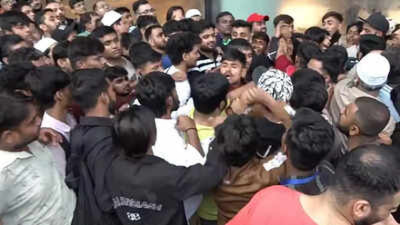 އިންޑިއާގައި އައިފޯން 17 ވިއްކަން ފެށުމާ އެކު، ބޮޑެތި ކިޔޫތަކާއި ހަމަނުޖެހުން ވެސް