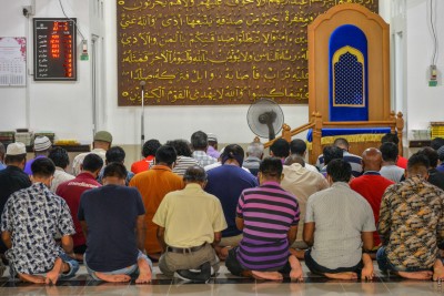 ބިރުވެތިކަމާއި ޚުޝޫއަތްތެރިކަމާއެކު ނަމާދުކުރާ މީހުން ފާފަތަކުން ރައްކާތެރިކޮށްދޭ: ޚުތުބާ