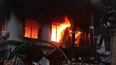 ނޭޕާލް މުޒާހަރާތައް: ގެކޮޅުގައި ރޯކުރުމުން، ކުރީގެ ބޮޑުވަޒީރުގެ އަނބިކަނބަލުން އަވަހާރަވެއްޖެ