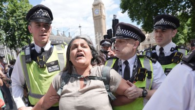 ޣައްޒާގެ ހައްގުގައި އަޑުއުފުލި 900 އެއްހާ މީހުން އިނގިރޭސިވިލާތުގައި ހައްޔަރުކޮށްފި