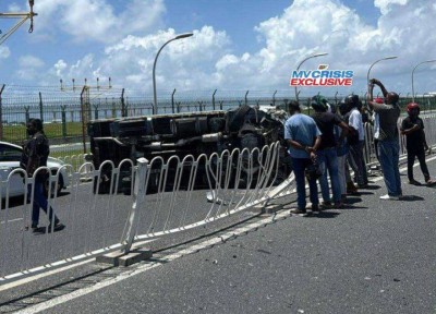 ޕިކަޕެއް ފުރޮޅާލައި ހައިވޭގައި ނުރައްކާތެރި އެކްސިޑެންޓެއް ހިނގައިފި