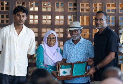 ފައިސަލްގެ ފުރަބަންދުގެ ތަޖުރިބާއިން އުފެދުނު، 'އިން ބިޓްވީން ޑްރީމްސް' ޅެން ފޮތް ނެރެފި