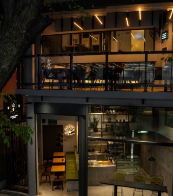 އެޑްވަޓޯރިއަލް: ދަ ބްލޭކް ޕާލް، ހަލަބޮލި މަގުތަކުން ގޮސް ހިމޭން ދުނިޔެއަކަށް