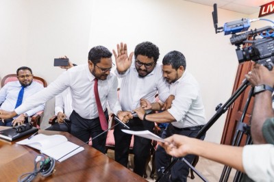 މީޑިއާ ބިލާ ދެކޮޅަށް މައުރޫފް ވާހަކަދައްކަވަން އުޅުއްވުމުން، އެމްޕީ އިމްރާން މައިކް ''ހަލާލުކޮށްލައްވައިފި''