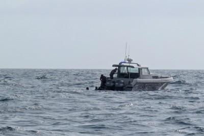 އަލިހުރަސް ކަނޑަށް ޑައިވިން ދޯންޏެއް އަޑިއަށް ގޮސް، އޭގެ ބައިތައް އޮޔާދާތީ ސަމާލުވާން އެދެފި