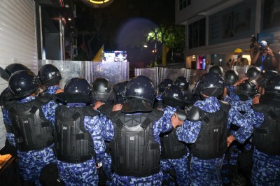 މުޒާހަރާގެ ބައިވެރިއަކަށް ހާޓް އެޓޭކެއް ޖެހިގެން ފަރުވާ ދެނީ