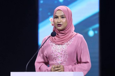 ޝަރުތުކުރުމަށްފަހު ޕްރެޒެންޓަރު އިނާޔަތު ބަންދުން ދޫކޮށްލައިފި